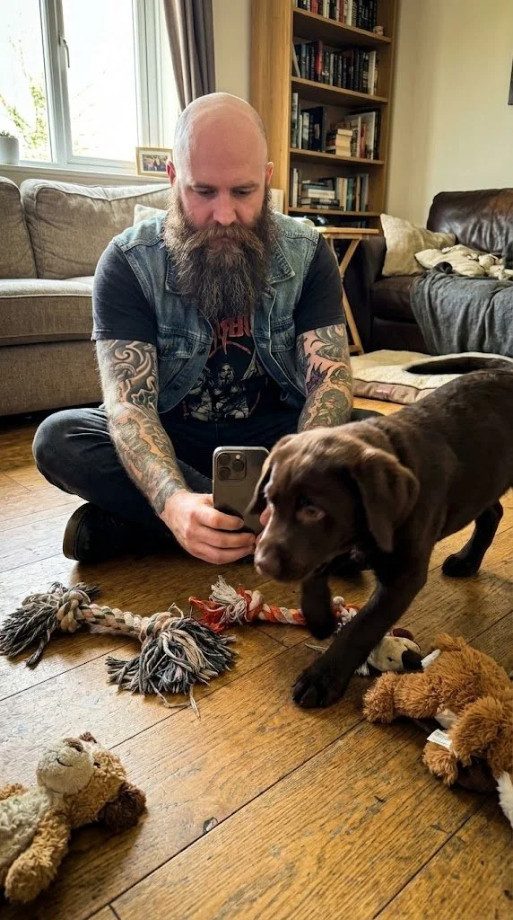 AI image: Specialized in iPhone Pro Max computational photography. High-end mobile photography simulation. Focal lengths: 24mm Main, 13mm Ultra Wide, 77mm Telephoto. Deep Fusion sharp details, Portrait Mode computational bokeh, Smart HDR dynamic range. Digital noise, skin texture, slightly blown highlights, natural snapshot framing for realism. Influencer aesthetic: plandid energy, effortlessness, aspirational lifestyle.